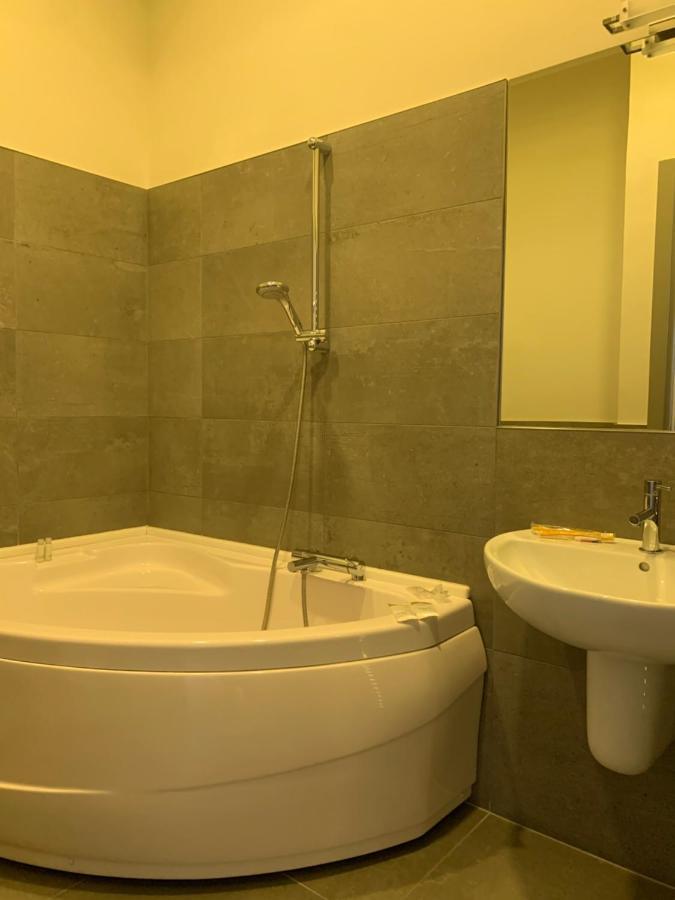 Palazzo 41 Rental Rooms San Pietro Vernotico Exterior photo